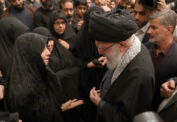 اقامه نماز رهبر انقلاب بر پیکر ۷ شهید راه قدس