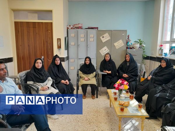 جلسه انجمن اولیا و مربیان در دبیرستان مادرمهربان خلیل آباد