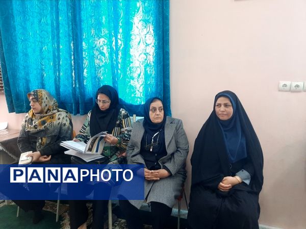 نشست صمیمی انجمن و اولیا پایه هفتم در دبیرستان فرهنگیان ناحیه۷ مشهد