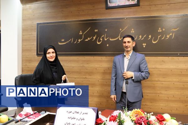 تجلیل از فعالان حوزه بانوان و خانواده در ناحیه یک بهارستان