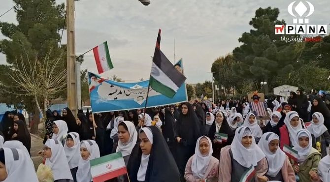 حضور پرشور دانش‌آموزان و معلمان شهرستان کهک در راهپیمایی روز ۱۳ آبان