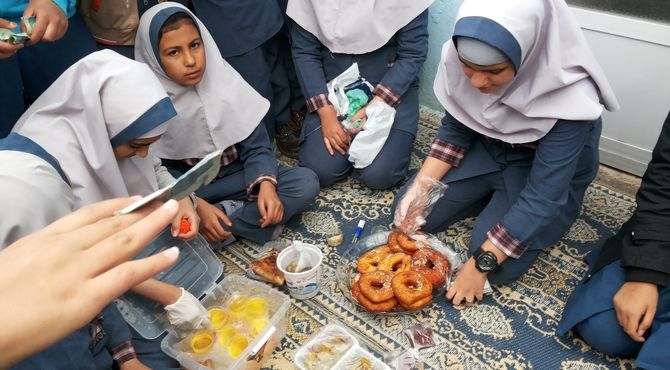 برپایی بازارچه دانش آموزی در دبستان دخترانه محمودی 2  شهرضا
