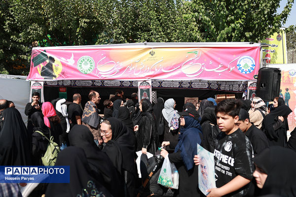 موکب «عشاق‌الحسین» سازمان دانش آموزی در راهپیمایی خانوادگی جاماندگان اربعین حسینی - تهران