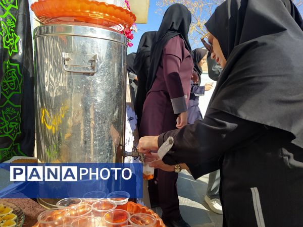 برپایی ایستگاه صلواتی در دبیرستان دخترانه امید 