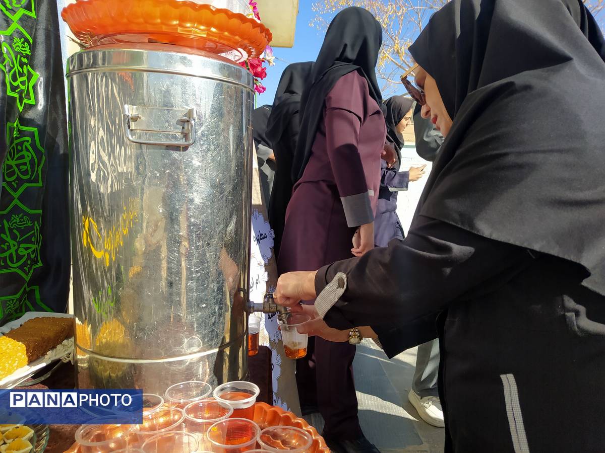 برپایی ایستگاه صلواتی در دبیرستان دخترانه امید 