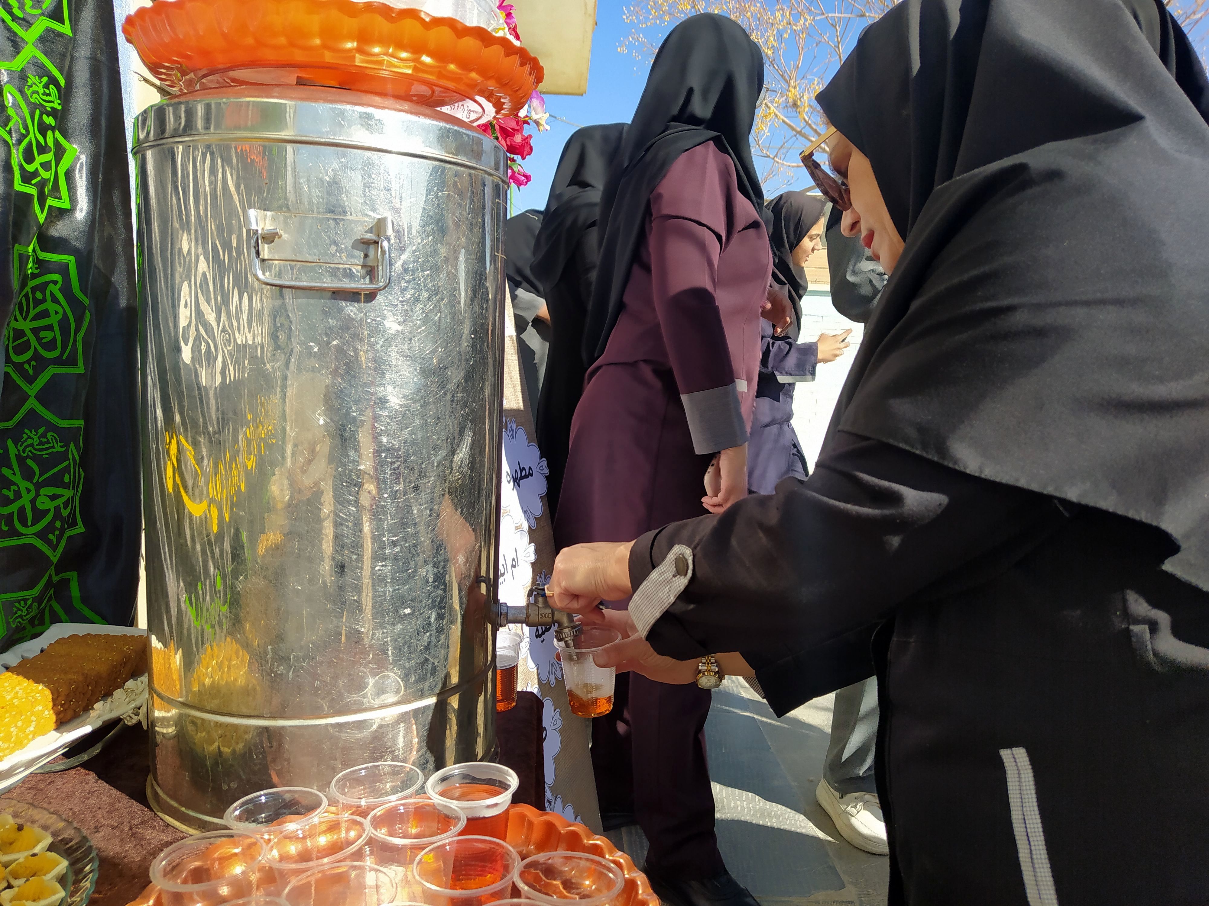 برپایی ایستگاه صلواتی در دبیرستان دخترانه امید 