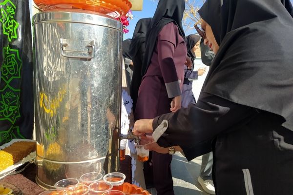 برپایی ایستگاه صلواتی در دبیرستان دخترانه امید 