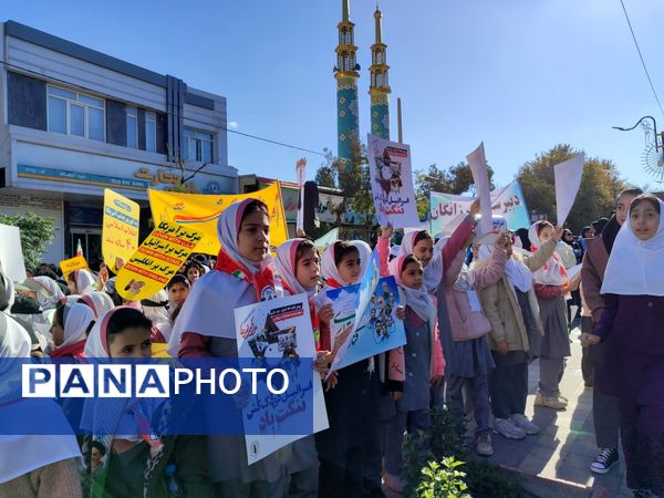 جوشش حماسه در گام های کوچک دانش آموزان امروز سفیران فردا