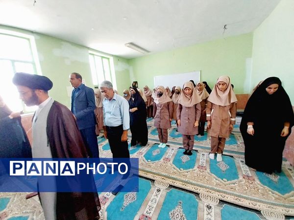 نماز جماعت در آموزشگاه شکوه زاویه فین