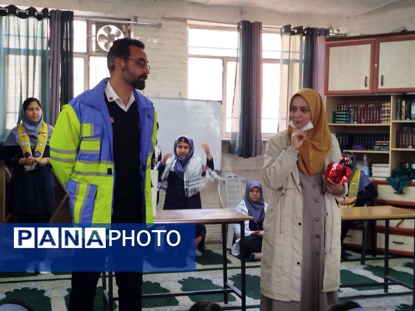 بیست و هفتمین مانور زلزله در دبیرستان دخترانه دانشور 2 