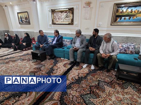 دیدار مسئولان آموزش و پرورش ناحیه یک بندرعباس با خانواده شهید رضا زارعی
