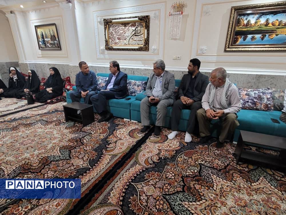 دیدار مسئولان آموزش و پرورش ناحیه یک بندرعباس با خانواده شهید رضا زارعی