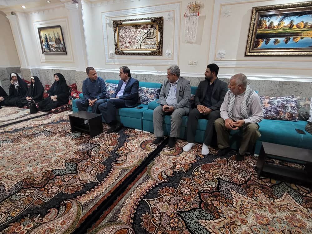 دیدار مسئولان آموزش و پرورش ناحیه یک بندرعباس با خانواده شهید رضا زارعی