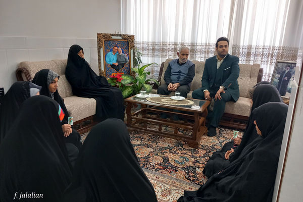 دیدار دختران رای اولی قم با خانواده شهید آقازاده نژاد
