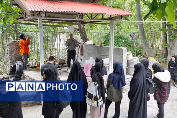 بازدید دانش‌آموزان جعفرآباد از کارگاه گلاب‌گیری روستای «بنابر»