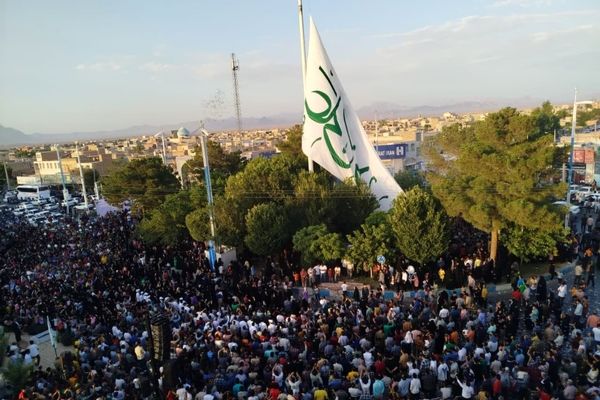 اهتزاز پرچم علوی در میبد