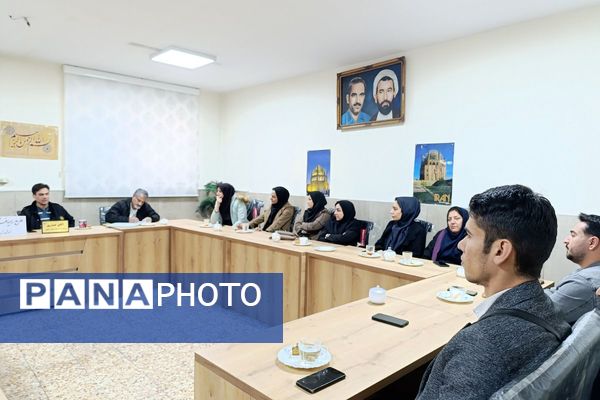  جلسه شورای معلمان دبستان شهید رجایی با محوریت طرح «رهیافت»