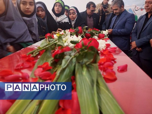 آخرین وداع دانش‌آموزان تبریزی با شهدای گمنام 