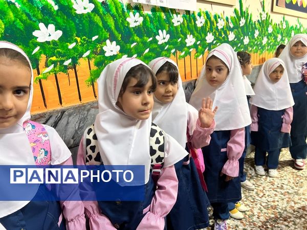 برگزاری جشن شکوفه‌ها در دبستان دخترانه المهدی ناحیه 2 کرج 