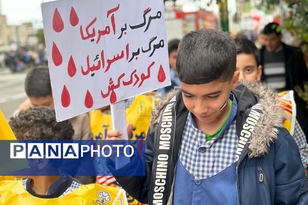 حضور دانش‌آموزان زنجانی در راهپیمایی روز ۱۳ آبان 