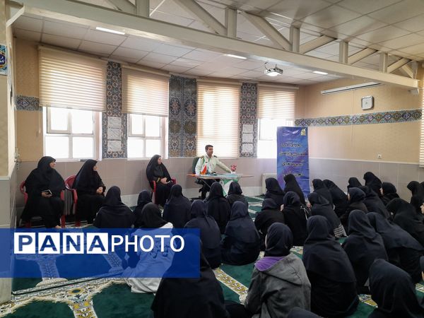 حضور فرماندهی نیروی انتظامی ناحیه ۳ مشهد در مدرسه شاهد ارض اقدس 
