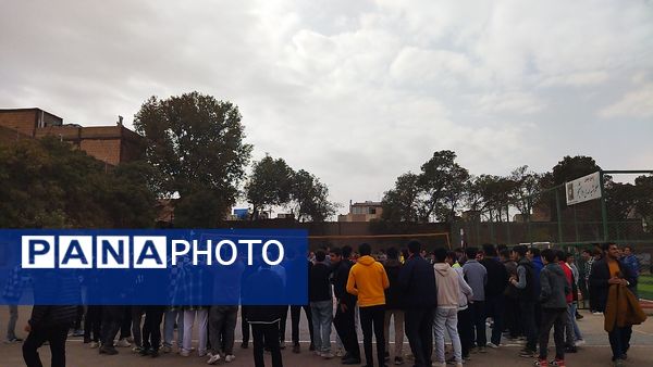 مسابقه والیبال بین دو تیم منتخب دبیران و منتخب دانش آموزان در دبیرستان شاهد ابوذر غفاری 