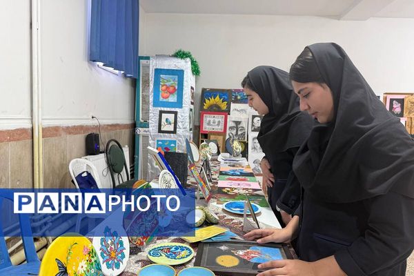 آیین افتتاحیه نمایشگاه هنری «ماها» در هنرستان شهید تاجیک بهارستان‌دو