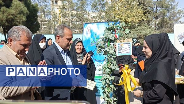 نمایشگاه پیمان مهر در دبیرستان آرمیتا مصلی نژاد