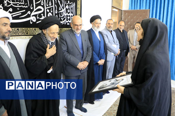 اهدای هدایای مقام معظم رهبری به دانش‌آموزان بیرجندی 