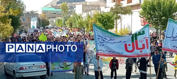 برگزاری راهپیمایی ۱۳ آبان روز دانش‌آموز در شهرستان فیروزکوه 