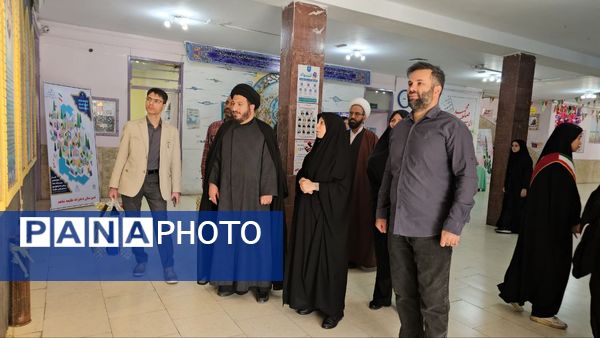 آیین گرامیداشت روز دانش‌آموز با حضور مسئولان منطقه ۱۳ در دبیرستان طلیعه شاهد