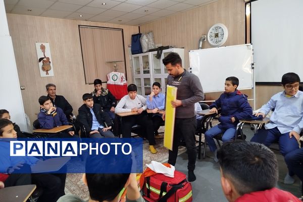 حضور دانش‌آموزان دبیرستان نمونه دانش در پایگاه هلال احمر کاشمر