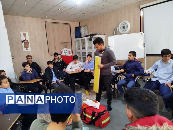 حضور دانش‌آموزان دبیرستان نمونه دانش در پایگاه هلال احمر کاشمر