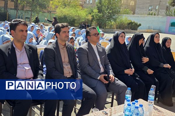 جشن عاطفه‌ها؛ لبریز از مهربانی در دبستان دخترانه قدر بهارستان ۲