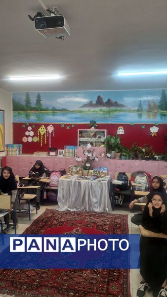 عطر مطالعه در کافه کتاب کلاس پنجم دبستان شاهد بنت‌الحسین تبریز