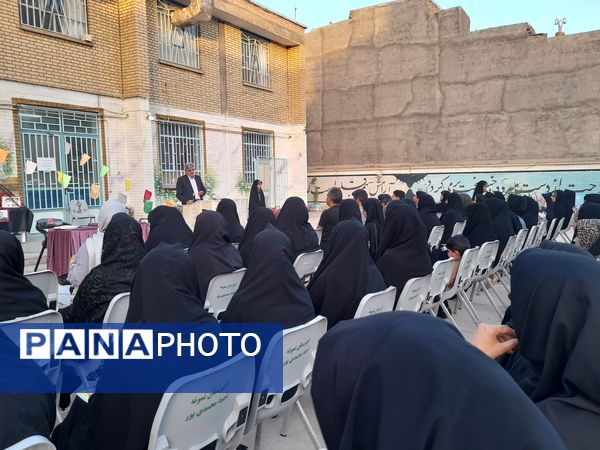 جلسه انجمن اولیا و مربیان در دبیرستان شهید محمدی‌پور