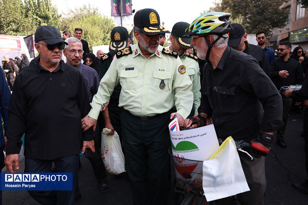 موکب «عشاق‌الحسین» سازمان دانش آموزی در راهپیمایی خانوادگی جاماندگان اربعین حسینی - تهران