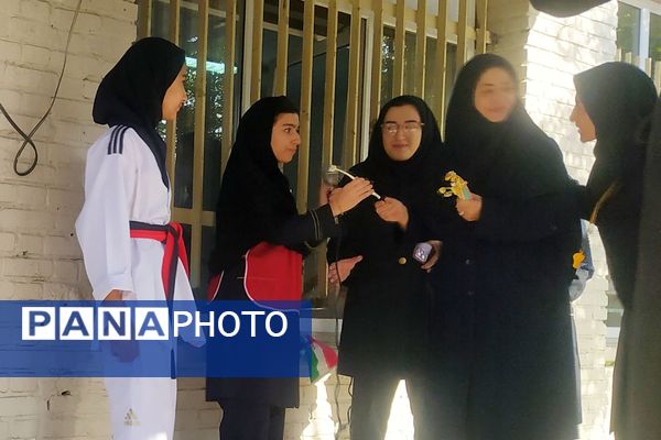 برگزاری المپیاد ورزشی به مناسبت هفته تربیت بدنی در دبیرستان پروین اعتصامی اسلامشهر