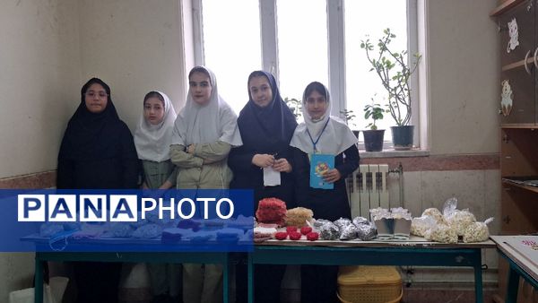 بازارچه مادر دختری با دست‌سازه‌های دانش‌آموزی 