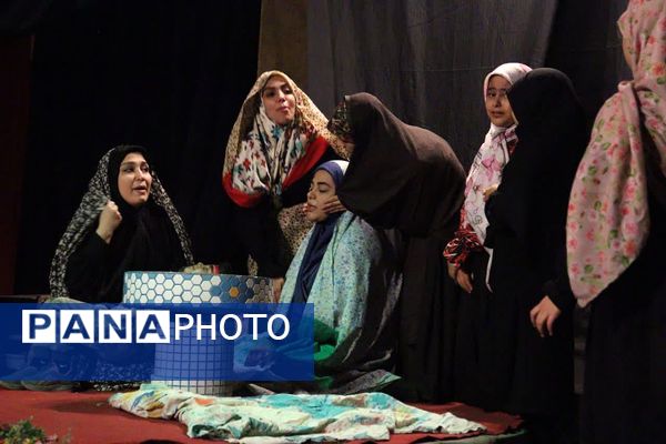 «روایت زمان»؛ هنرنمایی تئاتری در ستایش شهدا روی صحنه فرهنگسرای رازی ورامین