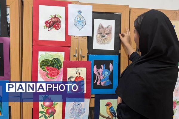 آیین افتتاحیه نمایشگاه هنری «ماها» در هنرستان شهید تاجیک بهارستان‌دو