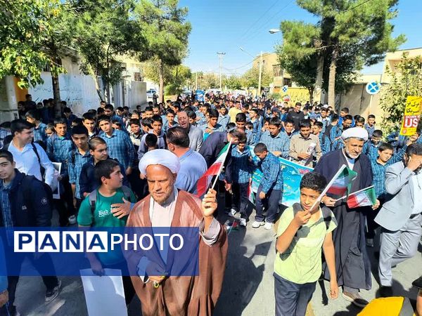 حضور پررنگ دانش‌آموزان شهر لپویی در راهپیمایی 13 آبان 