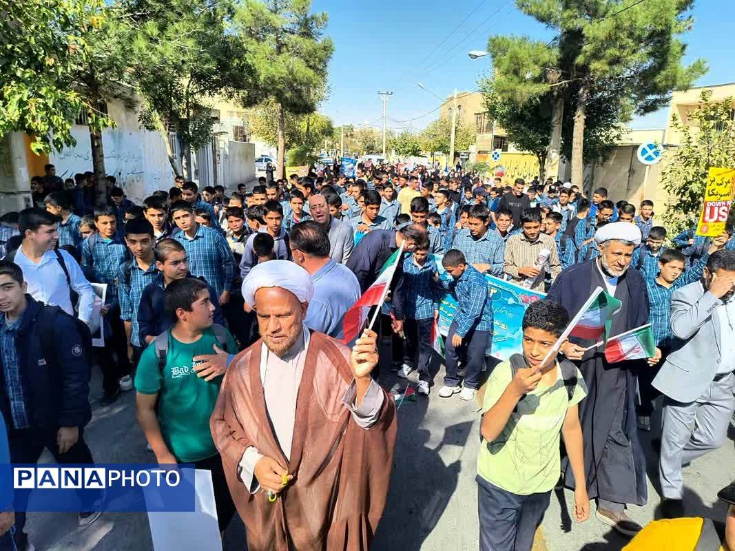 حضور پررنگ دانش‌آموزان شهر لپویی در راهپیمایی 13 آبان 