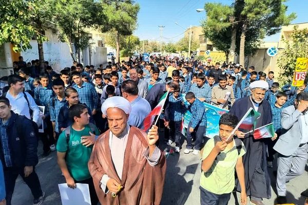 حضور پررنگ دانش‌آموزان شهر لپویی در راهپیمایی 13 آبان 