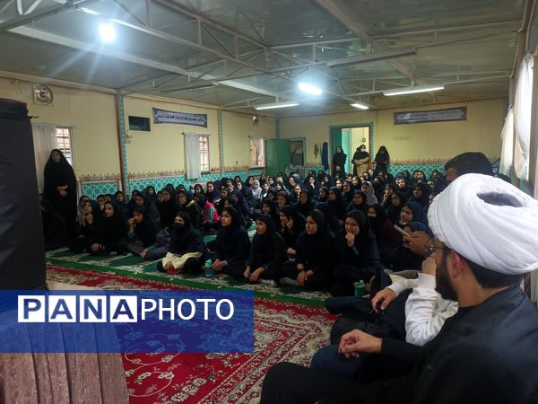 عطر فاطمی در فضای آموزش دبیرستان میرزا جعفر سروقد با برپایی ایستگاه صلواتی 