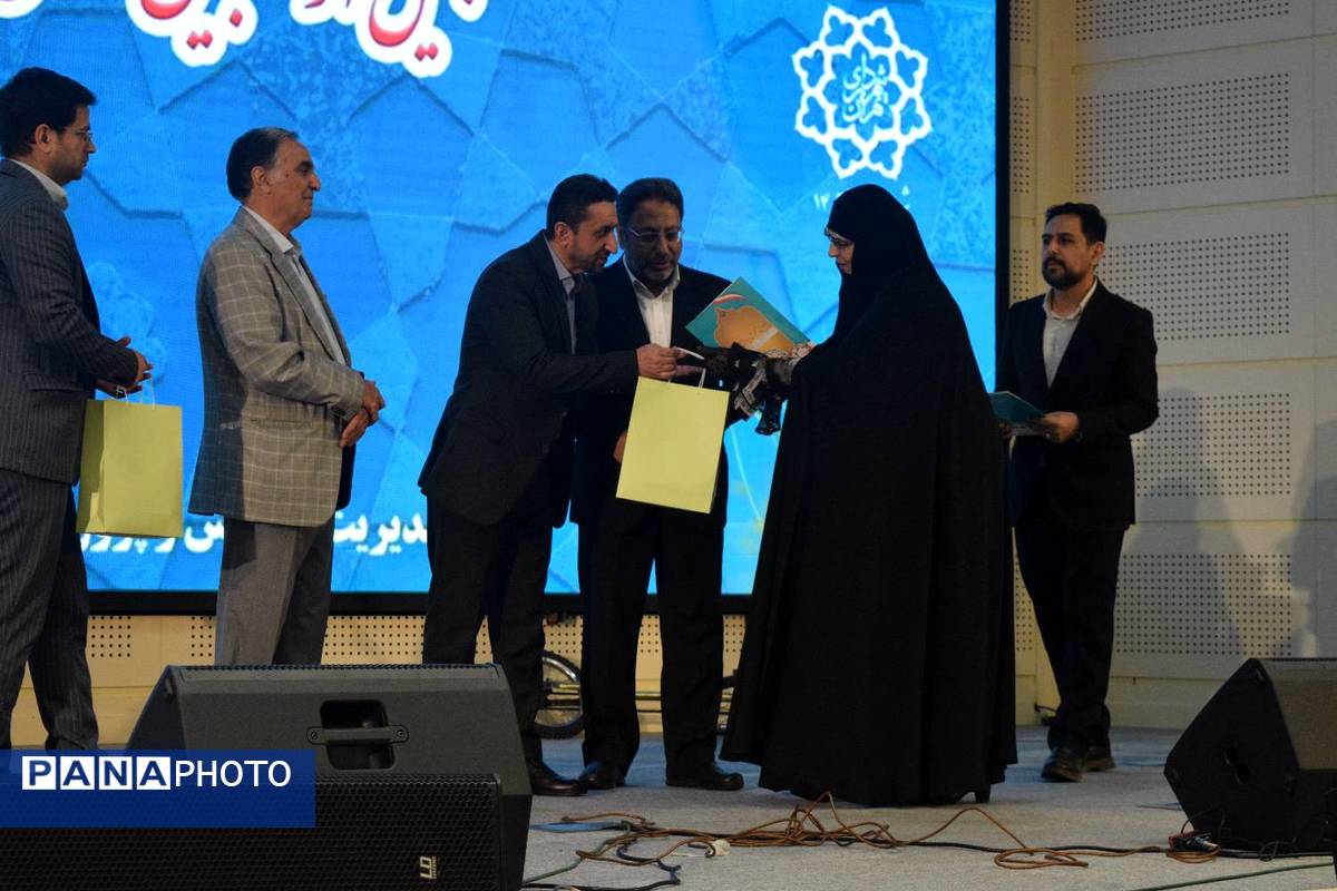 تجلیل از معلمان نمونه منطقه ۱۴ به مناسبت هفته گرامیداشت مقام معلم