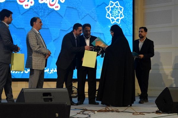 تجلیل از معلمان نمونه منطقه ۱۴ به مناسبت هفته گرامیداشت مقام معلم