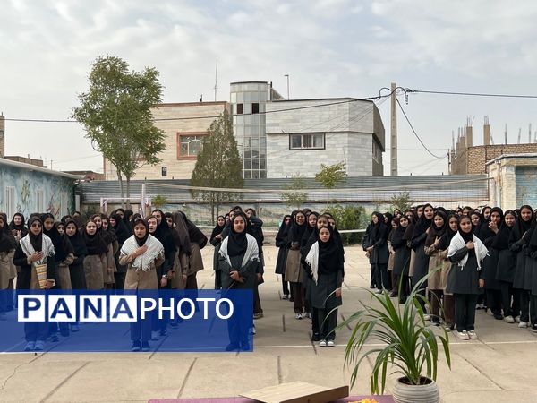 نواختن زنگ مهر در مدرسه شهید محمدی پور خلیل آباد 