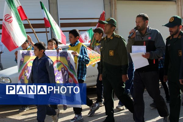 مشت هایی از نماد استواری و شجاعت 