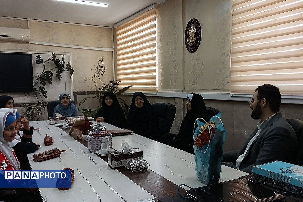 تجلیل دانش آموزان مدرسه هدی۱ از مدیر ومعاونین آموزش و پرورش شهرستان قدس